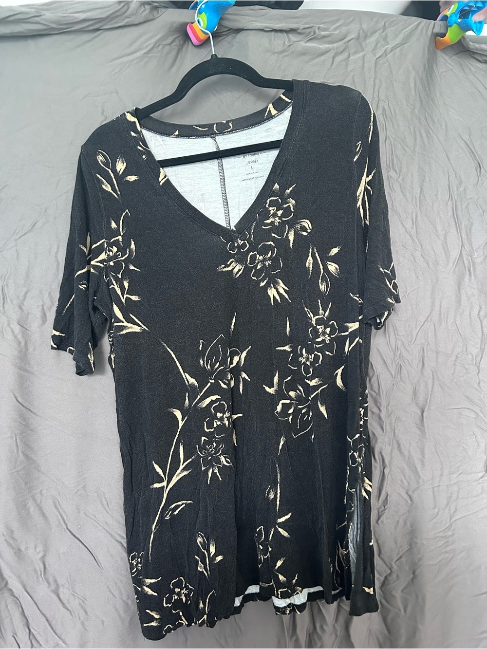 torrid Black V-Neck Short Sleeve Top with Cream Floral Print